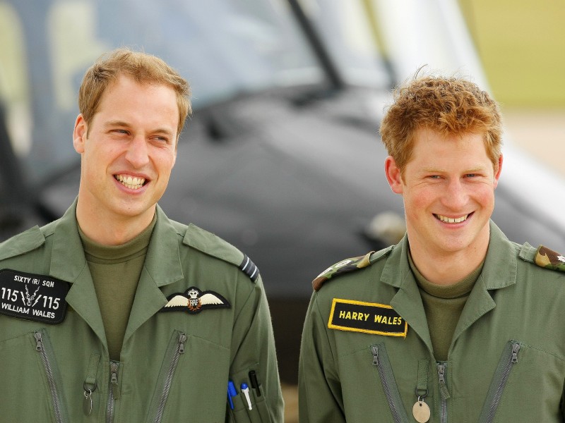 Es folgte eine weitere Ausbildung zum Hubschrauberpiloten in Shawbury, wo er gemeinsam mit seinem Bruder Harry im Sommer 2009 bei einem Fototermin posiert.