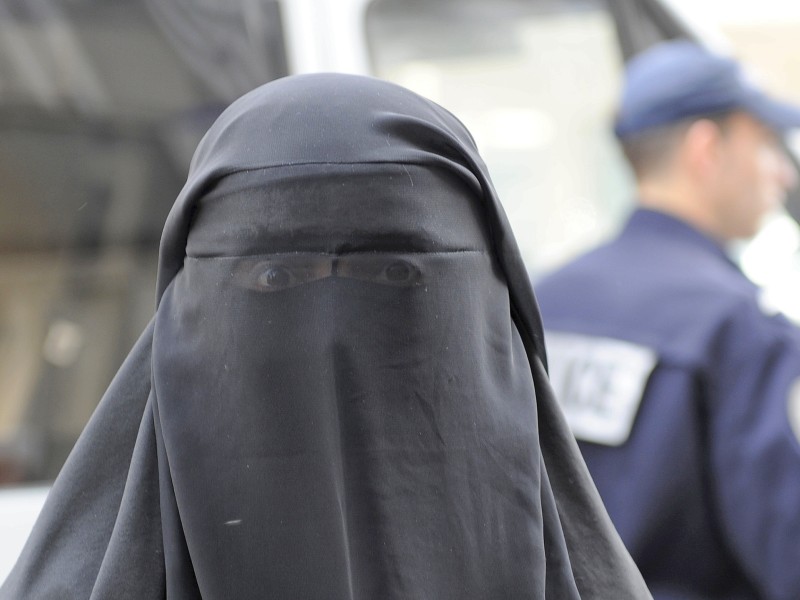 ... die schwarzen Burkas. Die Vollverschleierung dient auch dazu, ärmere Kleidung zu verbergen. Bis zum Ende der Taliban-Herrschaft in Afghanistan galt eine Burka-Pflicht. Trotzdem verlassen die meisten Frauen das Haus nach wie vor nicht ohne die Verschleierung.