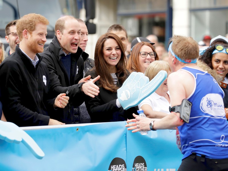 Hier feuern William, Kate und Harry Läufer einer Charity-Veranstaltung an.