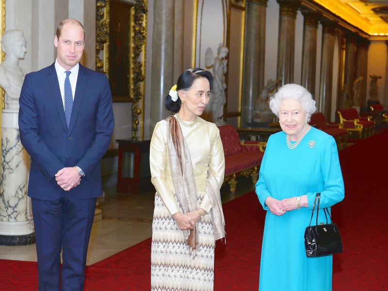Nachdem sich Prinz Phillip im Mai 2017 von offiziellen Terminen zurückgezogen hat, steht William auch seiner Großmutter, Queen Elisabeth II, zur Seite, wie hier bei einem Treffen mit Aung San Suu Kyi, einer prominenten Politikerin Myanmars. 