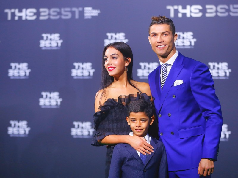 Die Familie von Weltfußballer Cristiano Ronaldo wächst und wächst: Erst im Spätsommer kamen die Zwillinge Eva Maria Dos Santos und Mateo Ronaldo mithilfe einer Leihmutter zur Welt. Im November hat Ronaldos Freundin Georgina Rodriguez Töchterchen Alana Martina geboren. 