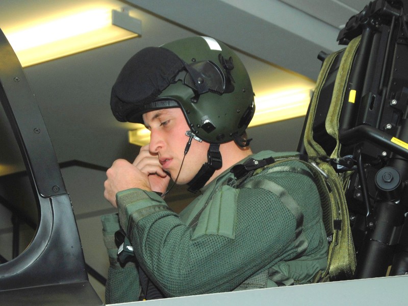 Der Grundausbildung folgt eine Piloten-Ausbildung bei der Royal-Air-Force mit Helikoptertraining, Such- und Rettungsstaffel. 