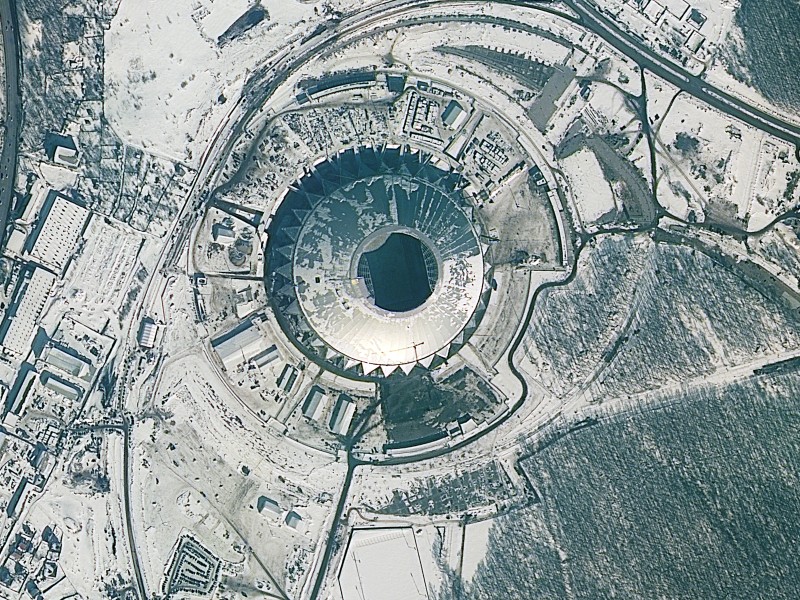 Nein, es handelt sich bei diesem Foto nicht um eine Mond- oder Kraterlandschaft. Zu sehen ist die russische Samara-Arena in Russland – aufgenommen von der internationalen Raumstation ISS. Wir zeigen weitere spektakuläre Blicke auf die zwölf Austragungsorte der Fußball-Weltmeisterschaft 2018 in Russland. 