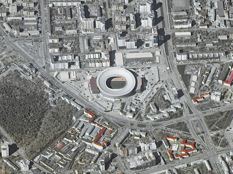 Hinter den Fußball-Toren des Ekaterinburg-Stadions gibt es jeweils eine Zuschauertribüne ohne Dach, die nach der WM wieder zurückgebaut werden. Blöd bei Regen. 
