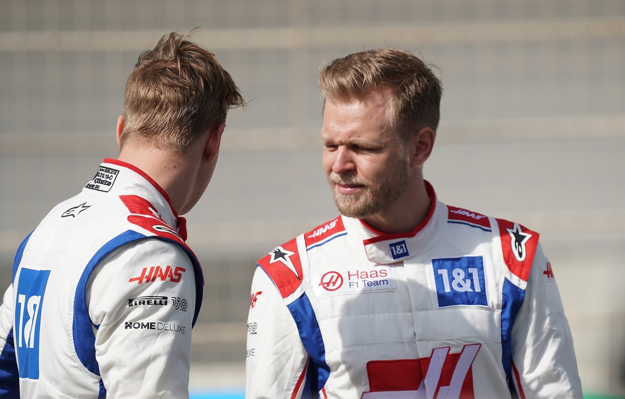 Bei Haas scheinen sich die Stallgefährten Mick Schumacher (l.) und Kevin Magnussen bestens zu verstehen.