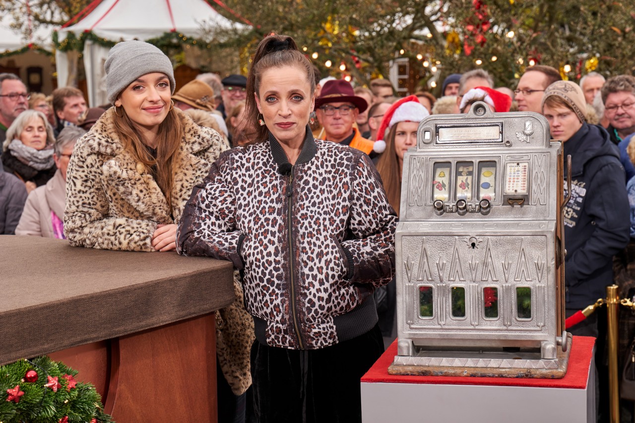Die Schauspielerinnen Nellie und Anna Thalbach möchten ihren Spielautomaten in der Weihnachtsausgabe von „Bares für Rares“ verkaufen.