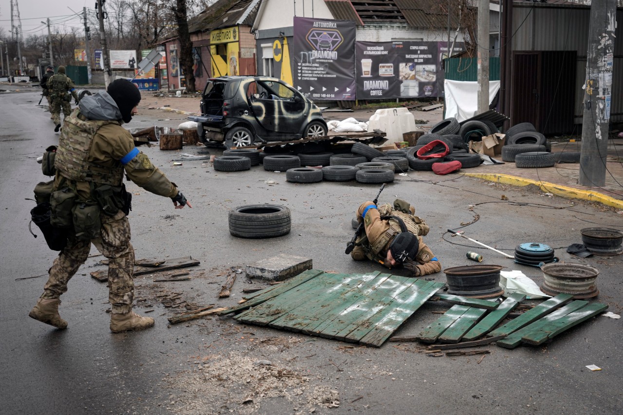 SYMBOLBILD! Ukrainische Soldaten überprüfen Straßen in Bucha auf Sprengfallen.