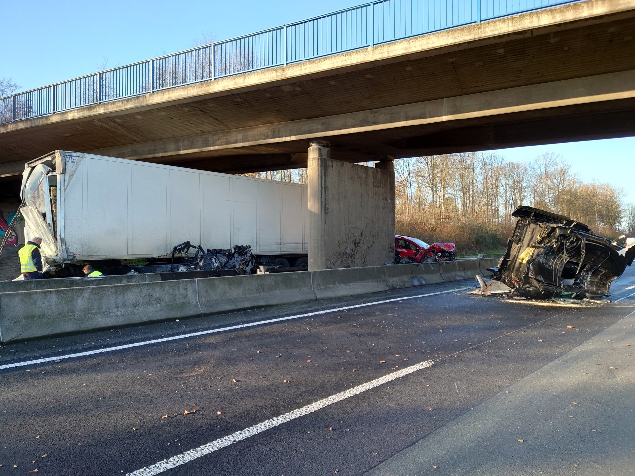 Ein LKW sorgt auf der A1 für Verkehrschaos – Zwei Verletzte