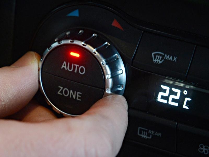 Als Richtwert für die Klimaanlage im Auto gelten laut dem ADAC 22 Grad.