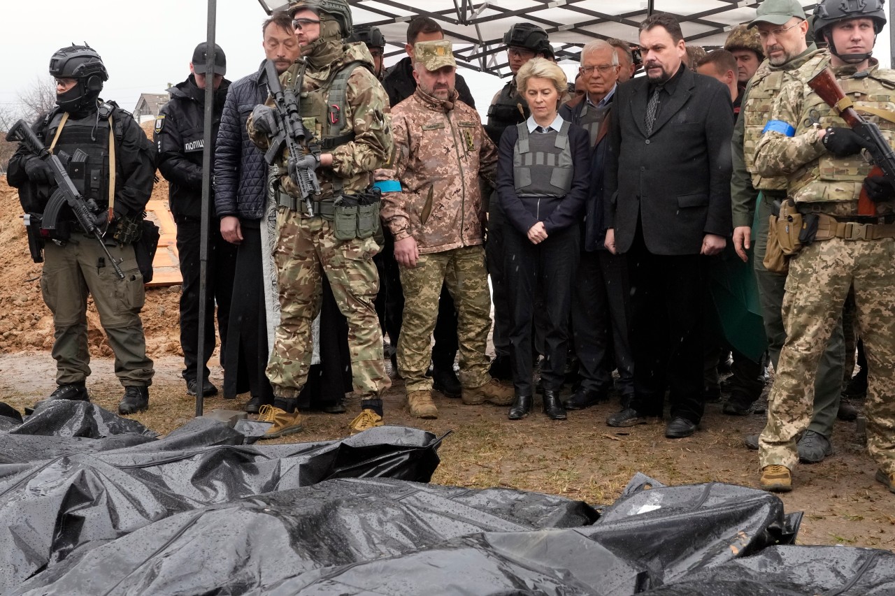 Ursula von der Leyen (M), Präsidentin der Europäischen Kommission, betrachtet gemeinsam mit Josep Borrell (Mitte r), Hoher Vertreter der EU für Außen- und Sicherheitspolitik, und Denys Schmyhal (2.v.r), Premierminister der Ukraine, am 8. April abgedeckte Leichen getöteter Zivilisten. 