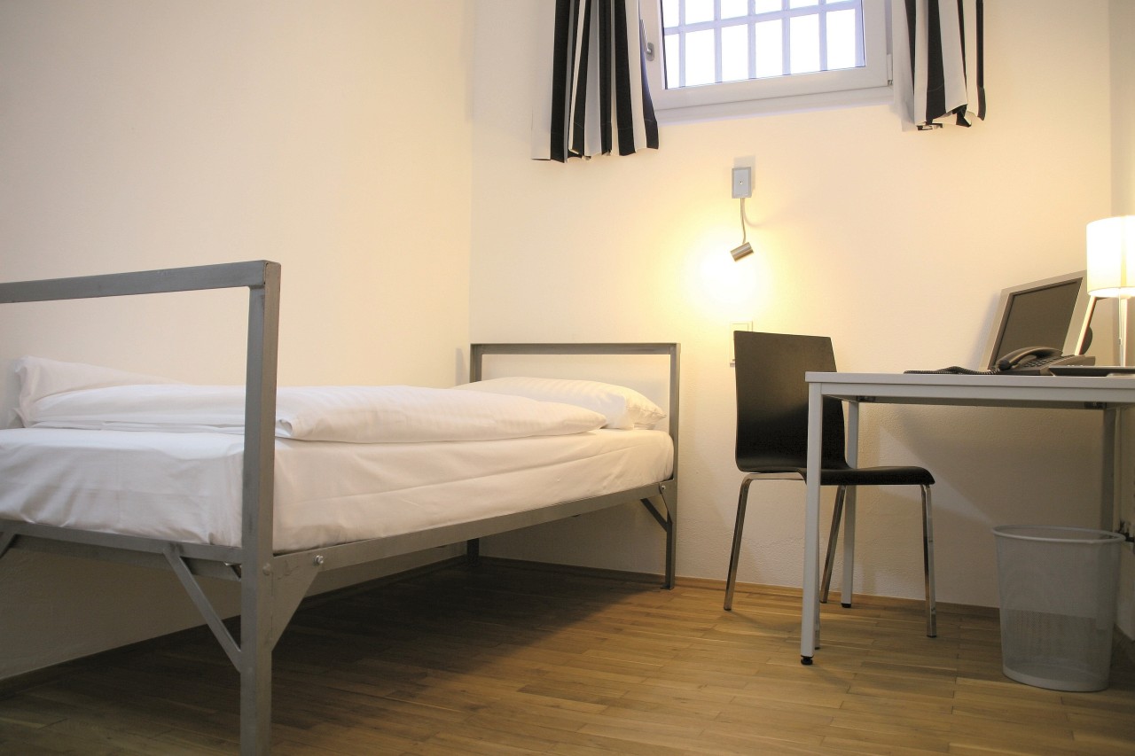 Eine Nacht hinter Gittern – und das ganz freiwillig – ist im Zellenzimmer im Alcatraz Hotel möglich.