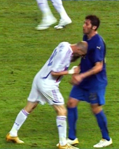Die Vorlage: Zidane gegen Materazzi bei der Fußball-WM 2006. (Foto: afp)