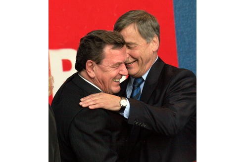 Eine Männerfreundschaft beginnt, als Clement 1999 stellvertretender SPD-Bundesvorsitzender wird. 2002 landet Clement dann auf dem Höhepunkt seiner politischen Karriere: Gerhard Schröder macht ihn zum Bundesminister für Wirtschaft und Arbeit.