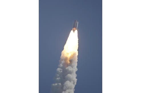 Juli 2005: Die Raumfähre Discovery startet vom Kennedy Space Center mit einer siebenköpfigen Crew zur internationalen Raumstation ISS.  Es ist der erste Start ins All seit dem Columbia-Unglück über zwei Jahre zuvor.