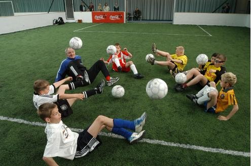 Dabei können vor allem die Kleinen noch eine Menge von dem erfahrenen Fußballprofi lernen. Foto: Theo Schmettkamp