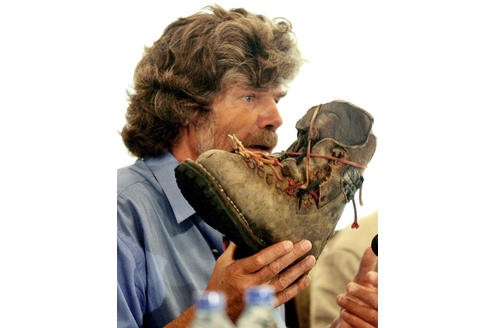 Messner muss sich erklären: Der frühere Bergpartner, Max von Kienlin, hatte in seinem Buch Die Überschreitung behauptet, Messner hätte Mitschuld am Tod seines Bruders Günther bei der Besteigung des Nanga Parbat vor 39 Jahren. Messner wehrte sich vor Gericht - und bekam Recht.