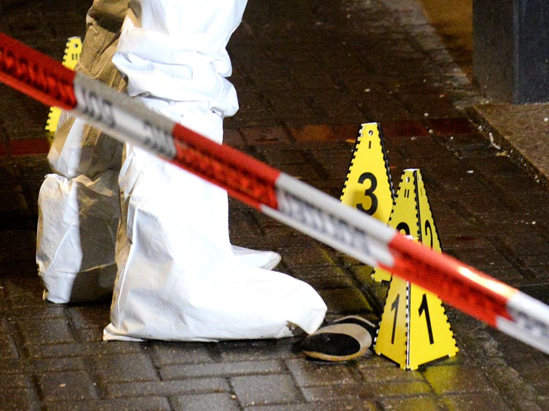 Spurensicherung am Tatort: In Duisburg-Marxloh ist am Sonntagabend ein 14-Jähriger angegriffen worden. Später starb er im Krankenhaus.

Foto: Stephan Eickershoff / FUNKE Foto Services