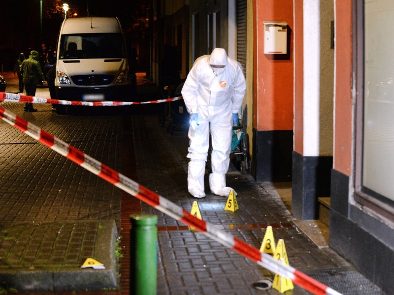 Spurensicherung am Tatort: In Duisburg-Marxloh ist am Sonntagabend ein 14-Jähriger angegriffen worden. Später starb er im Krankenhaus.

Foto: Stephan Eickershoff / FUNKE Foto Services