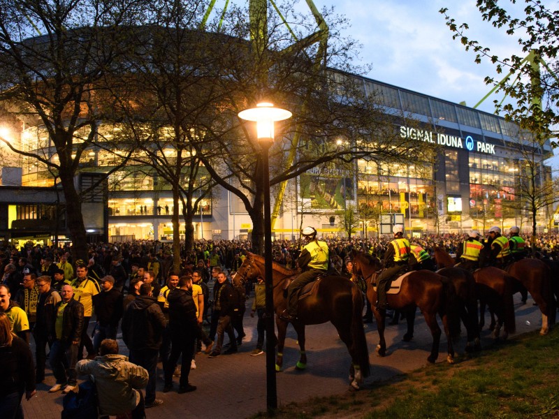 Die Polizei bewachte die Abreise der BVB-Fans nach der Expolsion am Mannschaftsbus mit einem Großaufgebot.