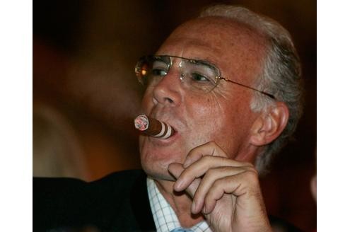 Auf der anschließenden Feier, die der FC Bayern organisiert hat, lässt es sich Beckenbauer mit einer Zigarre gut gehen.