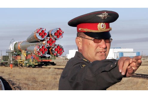 2005, Russland: Eine Sojus-Rakete startet vom Weltraumbahnhof Baikonur - und zwar mit... 
