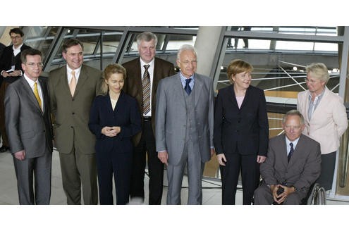 2005 kehrte Schäuble endgültig in die erste Reihe der deutschen Politik zurück. Die neue Bundeskanzlerin Angela Merkel präsentierte ihn als Teil der Unions-Ministerriege in der Großen Koalition. Schäuble übernahm erneut die Führung des Innenministeriums.