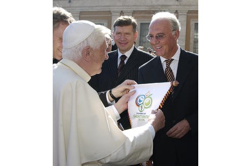 Segen von oben für die Weltmeisterschaft: Papst Benedikt XVI. begrüßt Franz Beckenbauer in der Vatikanstadt.