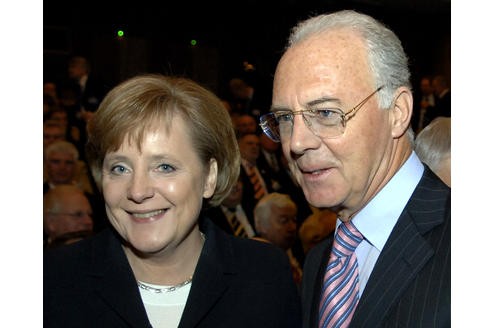 Kanzlerin Angela Merkel würdigt die Leistung Beckenbauers. Welcher Politiker lässt sich auch nicht gerne mit einer Lichtgestalt fotografieren?