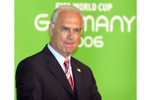 Das Klinkenputzen hört längst nicht nach der Vergabe auf. Franz Beckenbauer bereist vor dem Start der Weltmeisterschaft alle Länder, die sich qualifiziert hatten.