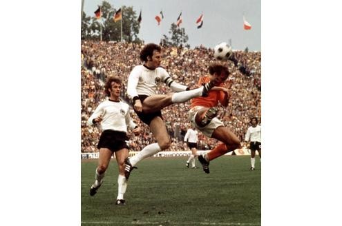Spätestens mit dem Finaleinzug ist diese Niederlage aber vergessen. Franz Beckenbauer klärt vor Johan Neeskens. Der Niederländer hatte seine Farben zwar mit 1:0 in Führung gebracht, Paul Breitner und Gerd Müller wendeten aber das Blatt.