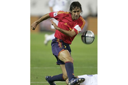 1996 spielte er erstmals für die spanische Nationalmannschaft, 2002 wurde er Kapitän - mit 44 Toren ist er der beste Totschütze Spaniens.
