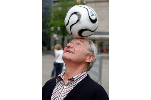 Dennopch spielt das runde Leder im Leben des 65-Jährigen noch eine große Rolle: Hier balanciert Lippens einen Ball zur WM 2006. Foto: Christian Kruska