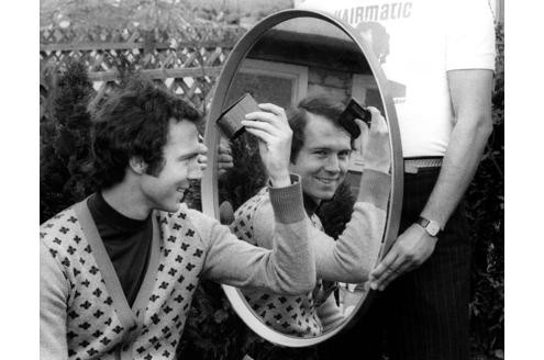 Die Anfänge der Fußballvermarktung. Franz Beckenbauer posiert beim Shooting für die Haarschneidemaschine Hairmatic. Beckenbauer wirbt für viele, viele, viele Produkte. Was ihm auch Kritik einbringt.