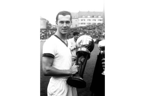 Zwei Jahre später reckt der Beckenbauer erneut den Pokal für den Fußballer des Jahres in die Luft. Dazwischen durfte sein Teamkollege bei Bayern München, Gerd Müller, auch einmal.