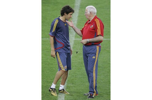 Luis Aragonés berücksichtigte Raúl bei der EM vor 2 Jahren nicht. Auch für Vincente del Bosque spielte er keine Rolle und so fehlte Raúl beim WM-Titelgewinn in diesem Jahr.