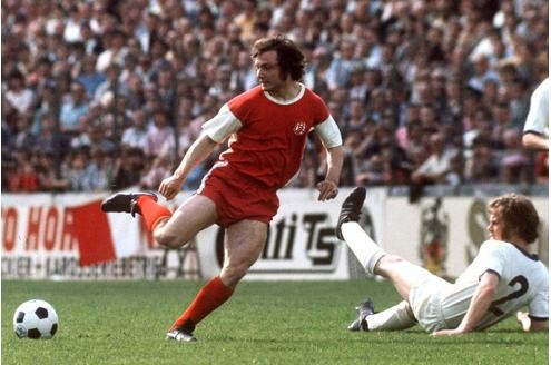 Immer am Ball: Lippens in der Partie gegen RW Frankfurt in der Saison 1975/1976. Foto: Imago