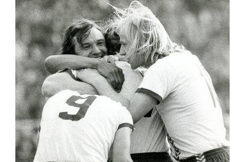 Torjubel nach dem 1:0 gegen Darmstadt im Mai 1973: Lippens gratuliert Torschütze Gecks. Foto: Archiv