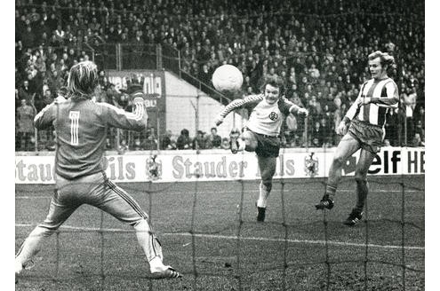 Im November 1975 schießt Lippens das 1:0 gegen die Hertha aus Berlin - und RWE mal wieder zum Sieg. Foto: Archiv