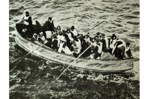 ...Carpathia aus, dem Rettungsschiff, das die Überlebenden aufnahm.