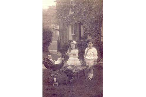 1916 mit ihrem Bruder Bertram.