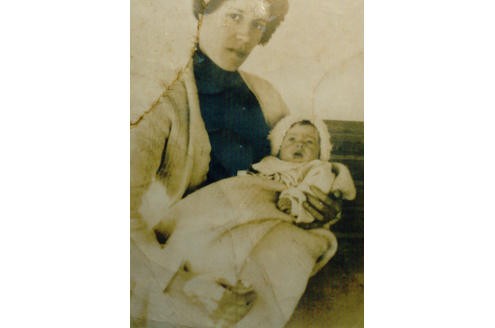 Millvina Dean zusammen mit ihrer Mutter.