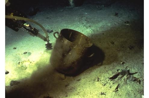 3800 Meter unter Wasser wird im Trümmerfeld der Titanic ein Topf geborgen.