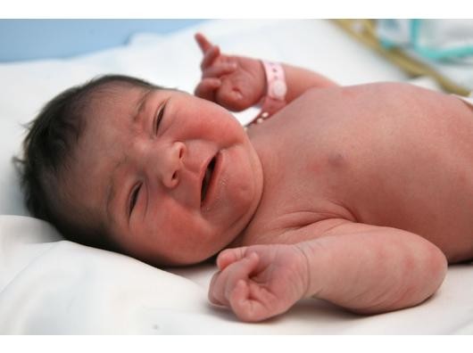 Heute bekommen Neugeborene direkt nach der Geburt ein Namens-Bändchen. Foto: Franz Luthe/WR