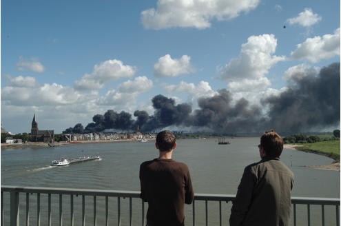 Großbrand Alter Güterbahnhof/Lagerhalle, Blick von der Emmericher Rheinbrücke 4.9.2007 Foto: Dirk Schuster