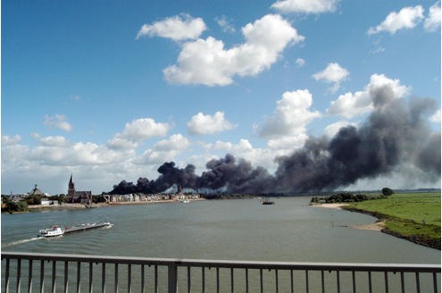 Großbrand Alter Güterbahnhof/Lagerhalle, Blick von der Emmericher Rheinbrücke 4.9.2007 Foto: Dirk Schuster