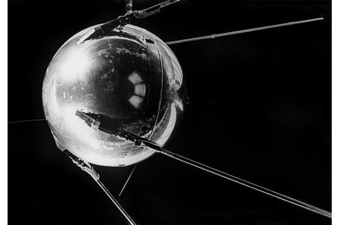 Oktober 1957, Russland: Sputnik I, der erste Satellit der Welt, gestartet vom Weltraumbahnhof Baikonur in Kasachstan. 