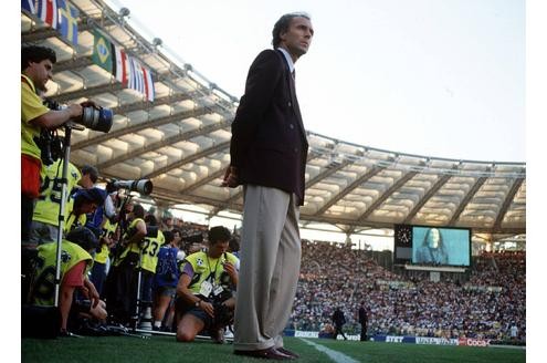 Ein nachdenklicher Franz Beckenbauer auf dem Rasen des Olympiastadions von Rom. Die Bilder des in sich gekehrten Teamchefs, der den Triumph alleine auf dem Rasen verarbeitet, gehen um die Welt.