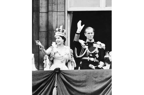 Geboren am 21. April 1926 als Elizabeth Alexandra Mary Windsor, wurde sie mit gerade einmal 27 Jahren Königin, weil ihr Vater starb.