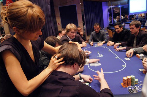 EPT Pokerturnier im Casino Hohensyburg in Dortmund, die Münchner Physiotherapeutin Steffi macht die Zocker wieder fit
