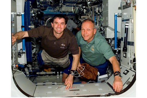 Und so sieht's in der ISS aus, nachdem Hans Schlegel (rechts) das neue Teil montiert hatte. 